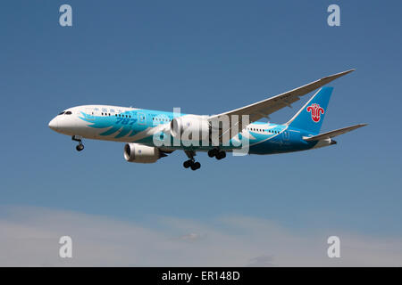 China Southern Airlines Boeing 787-8 Dreamliner kommerziellen Passagier Flugzeug auf Ansatz Stockfoto