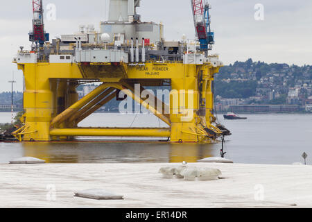 Polar Pioneer, Royal Dutch Shell Oil Rig, am Hafen von Seattle Terminal 5, Seattle, Washington, USA angedockt, 16. Mai 2015 Stockfoto