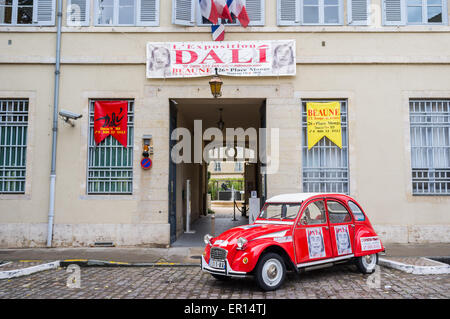 N. Chr. ein Auto vor dem Museum Dalí-Museum, Beaune, Burgund, Europa Stockfoto