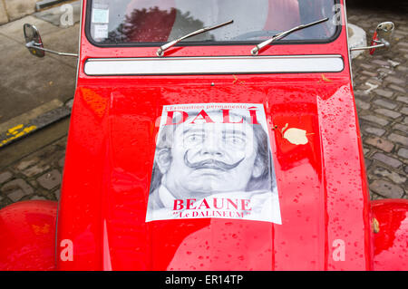 N. Chr. ein Auto vor dem Museum Dalí-Museum, Beaune, Burgund, Europa Stockfoto