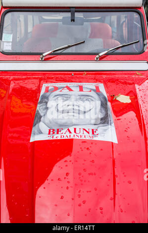 N. Chr. ein Auto vor dem Museum Dalí-Museum, Beaune, Burgund, Europa Stockfoto