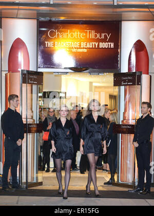 Britische Visagistin Charlotte Tilbury startet einen neuen Make-up-Zähler in den Schaufenstern der Fenwick Bond Street Store London mit: Atmosphäre wo: London, Vereinigtes Königreich bei: Kredit-19. November 2014: Phil Lewis/WENN.com Stockfoto