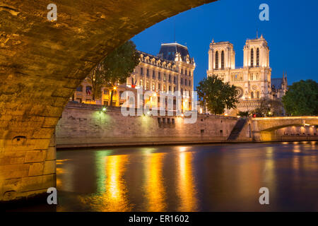 Dämmerung unter Pont Saint-Michel mit Kathedrale Notre Dame, Ufer und Prefecture de Police, Paris, Frankreich Stockfoto