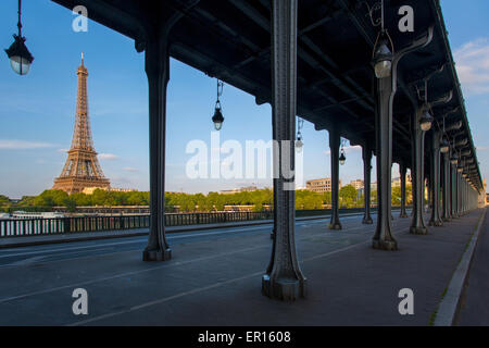 Stahlsäulen Pont Bir Hakeim mit Fluss Seine und Eiffelturm über Paris, Frankreich Stockfoto