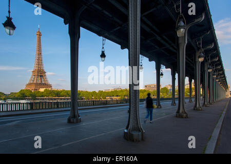 Stahlsäulen Pont Bir Hakeim mit Fluss Seine und Eiffelturm über Paris, Frankreich Stockfoto