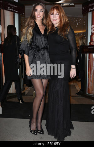 Britische Visagistin Charlotte Tilbury startet einen neuen Make-up-Zähler in den Schaufenstern der Fenwick Bond Street Store London mit: Amber Le Bon, Charlotte Tilbury wo: London, Vereinigtes Königreich bei: Kredit-19. November 2014: Phil Lewis/WENN.com Stockfoto