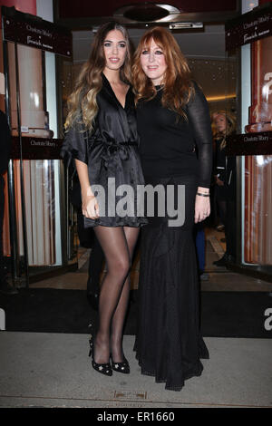 Britische Visagistin Charlotte Tilbury startet einen neuen Make-up-Zähler in den Schaufenstern der Fenwick Bond Street Store London mit: Amber Le Bon, Charlotte Tilbury wo: London, Vereinigtes Königreich bei: Kredit-19. November 2014: Phil Lewis/WENN.com Stockfoto