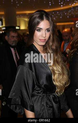 Britische Visagistin Charlotte Tilbury startet einen neuen Make-up-Zähler in den Schaufenstern der Fenwick Bond Street Store London mit: Amber Le Bon wo: London, Vereinigtes Königreich bei: Kredit-19. November 2014: Phil Lewis/WENN.com Stockfoto