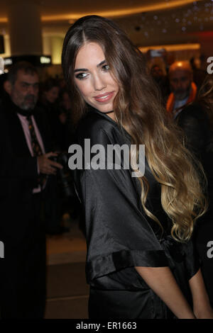 Britische Visagistin Charlotte Tilbury startet einen neuen Make-up-Zähler in den Schaufenstern der Fenwick Bond Street Store London mit: Amber Le Bon wo: London, Vereinigtes Königreich bei: Kredit-19. November 2014: Phil Lewis/WENN.com Stockfoto