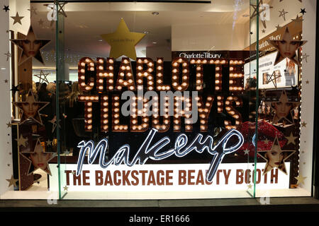 Britische Visagistin Charlotte Tilbury startet einen neuen Make-up-Zähler in den Schaufenstern der Fenwick Bond Street Store London mit: Atmosphäre wo: London, Vereinigtes Königreich bei: Kredit-19. November 2014: Phil Lewis/WENN.com Stockfoto