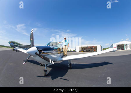 Concord, NC, USA. 24. Mai 2015. Concord, NC - 24. Mai 2015: Militärflugzeuge durchführen eine Überführung vor dem Start des Coca-Cola 600 auf dem Charlotte Motor Speedway in Concord, North Carolina. Bildnachweis: Csm/Alamy Live-Nachrichten Stockfoto