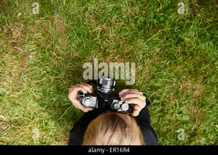 Kind blonde junge mit Vintage Foto Film Kamera fotografieren außerhalb Stockfoto