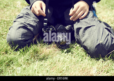 Kind blonde junge mit Vintage Foto Film Kamera fotografieren außerhalb Stockfoto