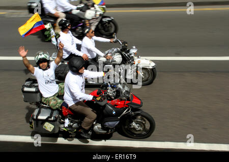 Bogota, Kolumbien. 24. Mai 2015. Motorradfahrer tragen deaktiviert Mitglieder des Columbias Sicherheit Kräfte durchstreifen auf Straßen in Bogota, Kolumbien, am 24. Mai 2015. Laut lokalen Presseberichten deaktiviert eine Karawane von Motorräder tragen Mitglieder der Columbia Sicherheit Kräfte Tour die Straßen von Bogota, Respekt für diejenigen bezahlen, die wurden getötet und verwundet im Dienst des Landes. © Luisa Gonzalez/COLPRENSA/Xinhua/Alamy Live-Nachrichten Stockfoto