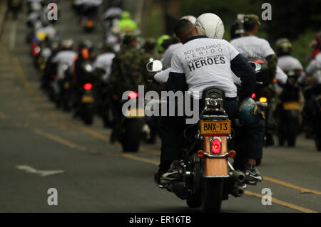 Bogota, Kolumbien. 24. Mai 2015. Motorradfahrer tragen deaktiviert Mitglieder des Columbias Sicherheit Kräfte durchstreifen auf Straßen in Bogota, Kolumbien, am 24. Mai 2015. Laut lokalen Presseberichten deaktiviert eine Karawane von Motorräder tragen Mitglieder der Columbia Sicherheit Kräfte Tour die Straßen von Bogota, Respekt für diejenigen bezahlen, die wurden getötet und verwundet im Dienst des Landes. © Luisa Gonzalez/COLPRENSA/Xinhua/Alamy Live-Nachrichten Stockfoto