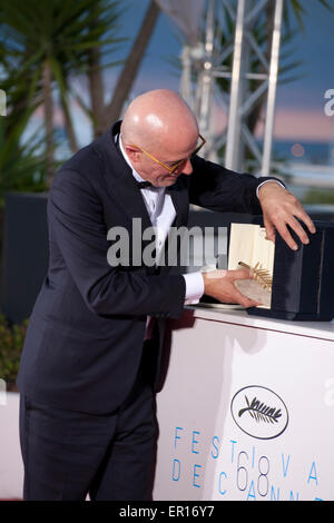 Cannes, Frankreich. 24. Mai 2015. Regisseur Jacques Audiard Gewinner der Goldenen Palme für den Film Dheepan auf dem Palm d ' Or Award Gewinner Foto rufen bei den 68. Filmfestspielen von Cannes Sonntag, 24. Mai 2015, Cannes, Frankreich. Bildnachweis: Doreen Kennedy/Alamy Live-Nachrichten Stockfoto