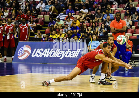 Detroit, Michigan, USA. 24. Mai 2015. Kuba gräbt den Ball während einer NORCECA Qualifikationsspiel zwischen Kuba und den USA. USA gewann das Spiel in drei Sätzen. USA-Forderungen an die WM in Japan für eine Chance qualifizieren sich für die Olympischen Spiele 2016 in Rio De Janeiro. © Scott Hasse/ZUMA Wire/ZUMAPRESS.com/Alamy Live-Nachrichten Stockfoto