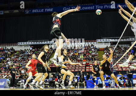 Detroit, Michigan, USA. 24. Mai 2015. Spielaktion während einer NORCECA Qualifikationsspiel zwischen Kanada und den USA. Kanada gewann das Spiel in fünf Sätzen. Kanada und USA fördern sowohl an der WM in Japan für eine Chance für die Olympischen Spiele 2016 in Rio De Janeiro zu qualifizieren. © Scott Hasse/ZUMA Wire/ZUMAPRESS.com/Alamy Live-Nachrichten Stockfoto