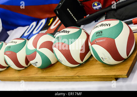 Detroit, Michigan, USA. 24. Mai 2015. Spielbälle vor dem Start der NORCECA Qualifikationsspiel zwischen Kanada und den USA. Kanada gewann das Spiel in fünf Sätzen. Kanada und USA fördern sowohl an der WM in Japan für eine Chance für die Olympischen Spiele 2016 in Rio De Janeiro zu qualifizieren. © Scott Hasse/ZUMA Wire/ZUMAPRESS.com/Alamy Live-Nachrichten Stockfoto