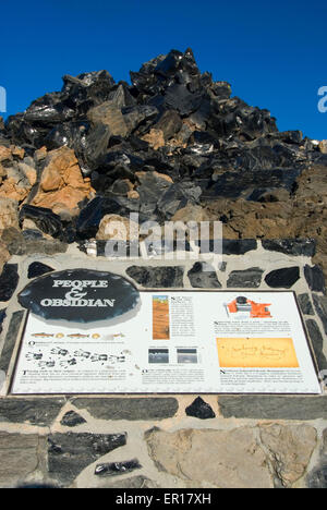 Interpretierende Board auf Obsidian Flow Trail, Newberry National Volcanic Monument, Oregon Stockfoto