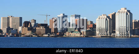 HALIFAX, Kanada - 21. Mai 2015: Skyline von Downtown Halifax an einem sonnigen Tag. Halifax ist die Hauptstadt der Provinz Nova Scotia, Stockfoto