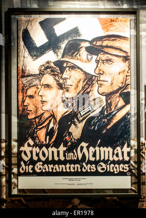 Vintage Deutsch Zweiter Weltkrieg patriotische Propagandaplakat für Front und Heimat. Stockfoto