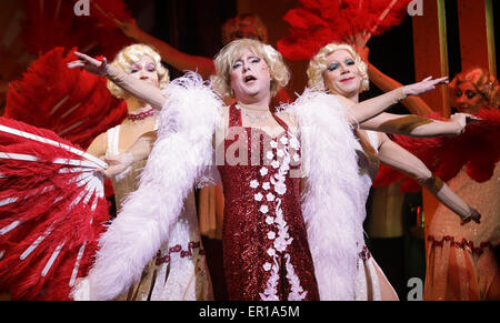 Hamburg, Deutschland. 21. Mai 2015. Schauspieler Erkki Hopf (C, als Zaza/Alwin) führt inmitten Tänzer während einer Foto-Probe des Werkes "Dat Narrenhuus" (La Cage Aux Folles) am Ohnsorg Theater in Hamburg, Deutschland, 21. Mai 2015. Das Musical wird am 24. Mai premiere. Foto: AXEL HEIMKEN/Dpa/Alamy Live News Stockfoto