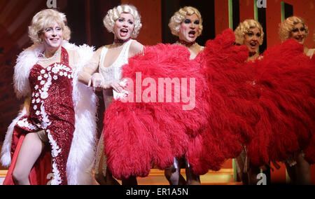 Hamburg, Deutschland. 21. Mai 2015. Schauspieler Erkki Hopf (L, als Zaza/Alwin) führt bei einer Foto-Probe des Werkes "Dat Narrenhuus" (La Cage Aux Folles) am Ohnsorg Theater in Hamburg, Deutschland, 21. Mai 2015. Das Musical wird am 24. Mai premiere. Foto: AXEL HEIMKEN/Dpa/Alamy Live News Stockfoto