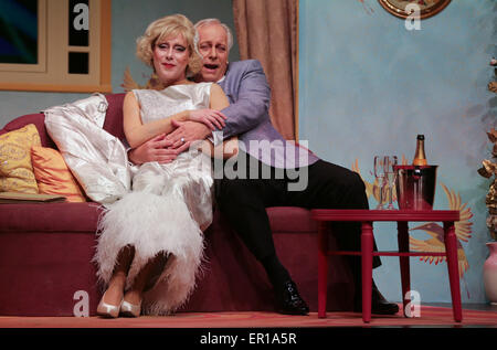 Hamburg, Deutschland. 21. Mai 2015. Schauspieler Erkki Hopf (als Zaza/Alwin, L) und Hardy Rudolz (als Georg) während einer Foto-Probe des Werkes "Dat Narrenhuus" (La Cage Aux Folles) am Ohnsorg-Theater in Hamburg, Deutschland, 21. Mai 2015 durchzuführen. Das Musical wird am 24. Mai premiere. Foto: AXEL HEIMKEN/Dpa/Alamy Live News Stockfoto