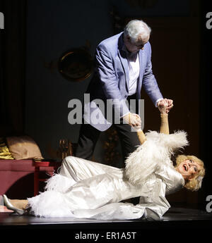 Hamburg, Deutschland. 21. Mai 2015. Schauspieler Erkki Hopf (als Zaza/Alwin, unten) und Hardy Rudolz (als Georg) führen während einer Foto-Probe des Werkes "Dat Narrenhuus" (La Cage Aux Folles) am Ohnsorg Theater in Hamburg, Deutschland, 21. Mai 2015. Das Musical wird am 24. Mai premiere. Foto: AXEL HEIMKEN/Dpa/Alamy Live News Stockfoto