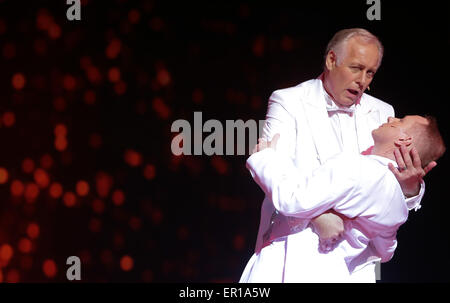 Hamburg, Deutschland. 21. Mai 2015. Schauspieler Erkki Hopf (als Zaza/Alwin, unten) und Hardy Rudolz (als Georg) führen während einer Foto-Probe des Werkes "Dat Narrenhuus" (La Cage Aux Folles) am Ohnsorg Theater in Hamburg, Deutschland, 21. Mai 2015. Das Musical wird am 24. Mai premiere. Foto: AXEL HEIMKEN/Dpa/Alamy Live News Stockfoto