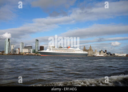 Liverpool, Vereinigtes Königreich. 24. Mai 2015. Die Queen Mary 2 kamen Kreuzfahrtschiff in Liverpool vor ihrer Schwester Schiffe Queen Victoria und Queen Ellizabeth, die einen Tag später auf Montag, 25. Mai 2015 eintreffen wird. Sie sind in Liverpool zum 175. Jubiläum der Cunard-Reederei. Bildnachweis: Pak Hung Chan/Alamy Live-Nachrichten Stockfoto