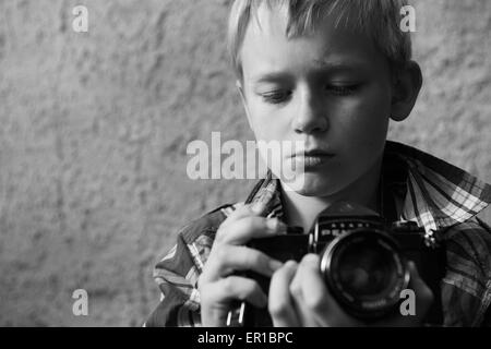 Kind blonde junge mit Vintage Foto Film Kamera fotografieren Stockfoto