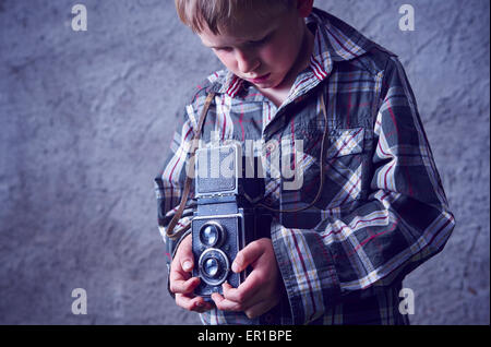 Kind blonde junge mit Vintage Foto Film Kamera fotografieren Stockfoto