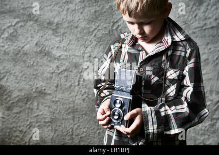 Kind blonde junge mit Vintage Foto Film Kamera fotografieren Stockfoto