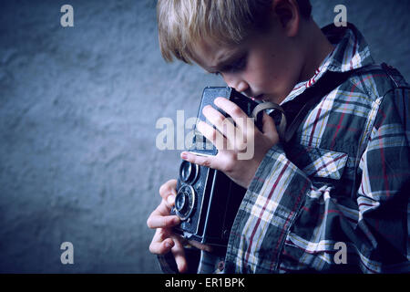 Kind blonde junge mit Vintage Foto Film Kamera fotografieren Stockfoto