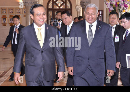 Bangkok, Thailand. 25. Mai 2015. Thailändische Premierminister Prayut Chan-o-Cha (L, vorn) trifft sich mit Fidschi Premierminister Voreqe Bainimarama (R, vorne) am Government House in Bangkok, Thailand, 25. Mai 2015. Bildnachweis: Thailändische Regierung Haus/Xinhua/Alamy Live-Nachrichten Stockfoto