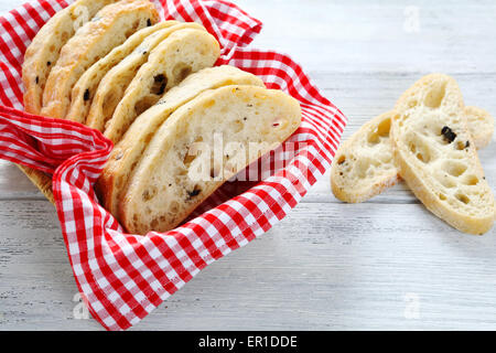 Ciabatta mit Oliven auf einer Serviette, italienische Küche Stockfoto