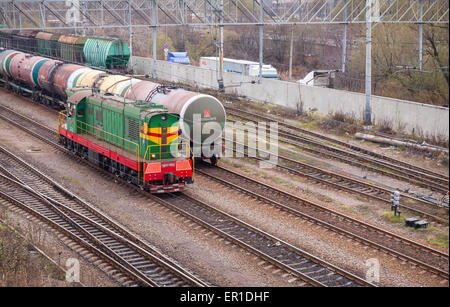 Sankt-Petersburg, Russland-30. Oktober 2014: Eisenbahn mit grünen Lokomotive und Fracht Züge Stockfoto