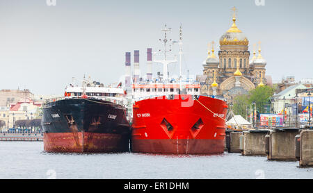 Sankt-Petersburg, Russland-7. Mai 2015: große Ladung Schiffe Stand vor Anker auf der Newa Stockfoto