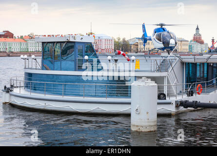 Sankt-Petersburg, Russland-7. Mai 2015: Kleine blaue Hubschrauberlandeplätze auf dem schwimmenden Hubschrauberlandeplatz auf der Newa im zentralen Teil Stockfoto