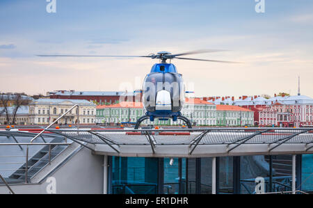 Sankt-Petersburg, Russland-7. Mai 2015: Kleine blaue Hubschrauber steht auf dem schwimmenden Hubschrauberlandeplatz auf der Newa im zentralen Teil Stockfoto