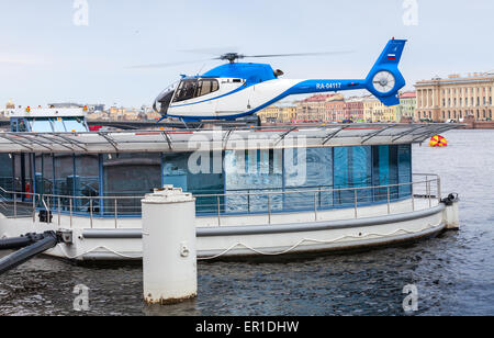 Sankt-Petersburg, Russland-7. Mai 2015: schwimmende Hubschrauberlandeplatz auf der Newa im zentralen Teil von Petersburg Stockfoto