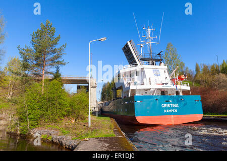 Tsvetochnoye, Russland - 16. Mai 2015: Große Frachtschiff kommt auf das schmale Tor des Schlosses auf dem Saimaa-Kanal, ein Transport Stockfoto