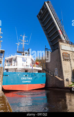 Tsvetochnoye, Russland - 16. Mai 2015: Große Frachtschiff kommt auf das schmale Tor des Schlosses auf dem Saimaa-Kanal, ein Transport Stockfoto