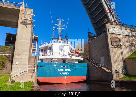 Tsvetochnoye, Russland - 16. Mai 2015: Große Frachtschiff kommt auf das schmale Tor des Schlosses auf dem Saimaa-Kanal Stockfoto