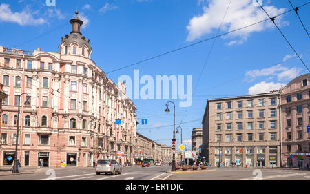 Sankt-Petersburg, Russland-Mai 32, 2015: Straßenansicht im zentralen Teil von St. Petersburg, Perspektive der Kammennoostrovsky Prospekt Stockfoto