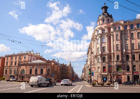 Sankt-Petersburg, Russland-Mai 32, 2015: Straßenansicht im zentralen Teil von St. Petersburg, Perspektive der Bolshoy Prospekt Stockfoto