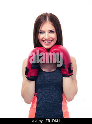 Lächelnde sportliche Frau im Boxhandschuhe isoliert auf einem weißen Hintergrund. Blick in die Kamera Stockfoto