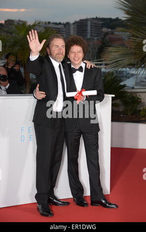 Cannes, Frankreich. 14. Mai 2015. CANNES, Frankreich - Mai 24: Director Michel Franco (R), besucht die beste Drehbuch-Preis für seinen Film "Chronische" Posen mit dem Schauspieler Tim Roth einem Fototermin für die Sieger der Palme d ' or während der 68. jährlichen Cannes Film Festival am 24. Mai 2015 in Cannes, Frankreich. © Friedrich Injimbert/ZUMA Draht/Alamy Live-Nachrichten Stockfoto